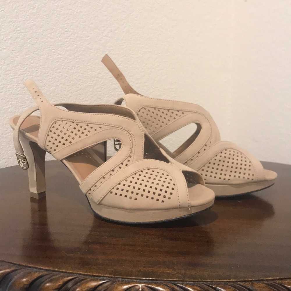 Clarks Tan Heels